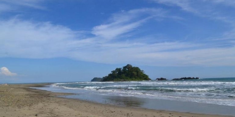 Pantai Fari’i di Kabupaten Nias Barat, Sumatera Utara. (KOMPAS.COM/HENDRIK YANTO HALAWA)