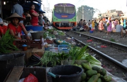 KRL Ciliwung melintas di Pasar Gaplok di Jakarta (ft. KAI)