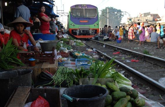 KRL Ciliwung melintas di Pasar Gaplok di Jakarta (ft. KAI)