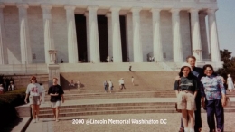 (dokumentasi pribadi) Penampakan Lincoln Memorial dengan 36 kolom orde Doric Yunani. Aku dengan kedua rang tuaku denagn latar belakang Lincoln Memorial
