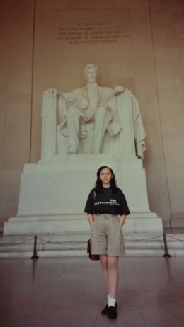 (Dokumentasi pribadi) Aku dengan latar belakang patung Abram Lincoln, dan di dinding belakang adalah tulisan Lincoln : 