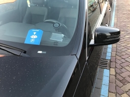 Dokumen pribadi: plastik warna biru di alm mobil mobil. Di bawahnya terlihat marka jalan untuk parkir berwarna biru.