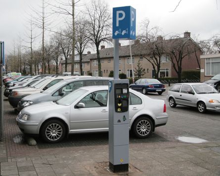 Parkir jalanan atau ruang terbuka yang berbayar. Terlihat counter pemesanan dan pembayaran parkir (verkeerspro.nl)