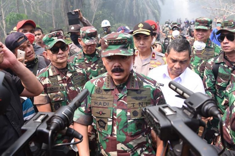 Ket. Gambar : Panglima TNI memberi keterangan kepada Awak media di lokasi Kebakaran-23/02/2019.(puspen TNI)