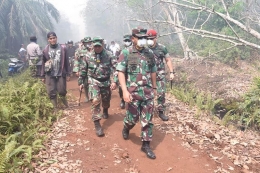 Ket. Gambar: Panglima TNI didampingi Pangdam I/BB saat pantau Lokasi Kebakaran-sabtu 23/02/2019.(puspen TNI)