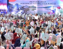 Pembagian sertifikat tanah untuk rakyat oleh Jokowi.Sumber gambar : akun resmi Joko Widodo @jokowi