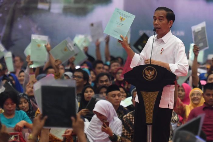 Pembagian sertifikat tanah untuk rakyat oleh Jokowi. Sumber gambar : mediaindonesia