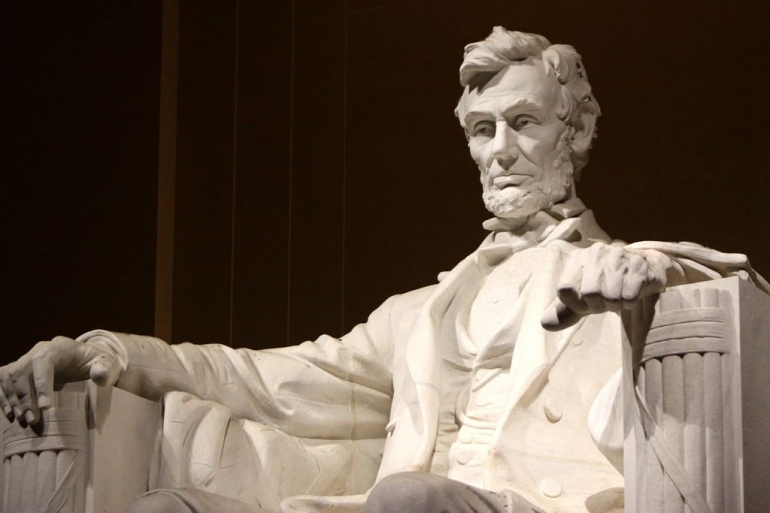 Detail patung Abraham Lincoln, dari marmer putih Georgia. Di gravir halus dan sangat detail | sumber: boomsbeat.com 
