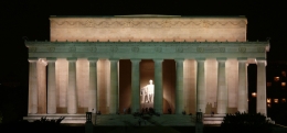(http://commons.wikipedia.org) Patung Abraham Lincoln di Lincoln Memorial, mengintip di sela2 36 kolom Orde Doric ala kuil Yunani
