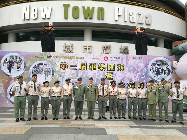 Para TKI di Hong Kong (nomor 3,4,5, 9, 10, 11, dan 12 dari kiri) berfoto bersama dengan pengurus Scout Association of Hong Kong. (Foto: SAHK)