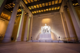 Patung Abraham Lincoln berada di tempat yang sangat stategis di ruang tama. Plafond untuk 