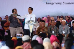 Pembagian sertifikat tanah untuk rakyat oleh Jokowi. Sumber gambar : kompas.com
