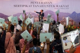 pembagian sertifikat tanah untuk rakyat oleh Jokowi. Sumber gambar : kompas.com