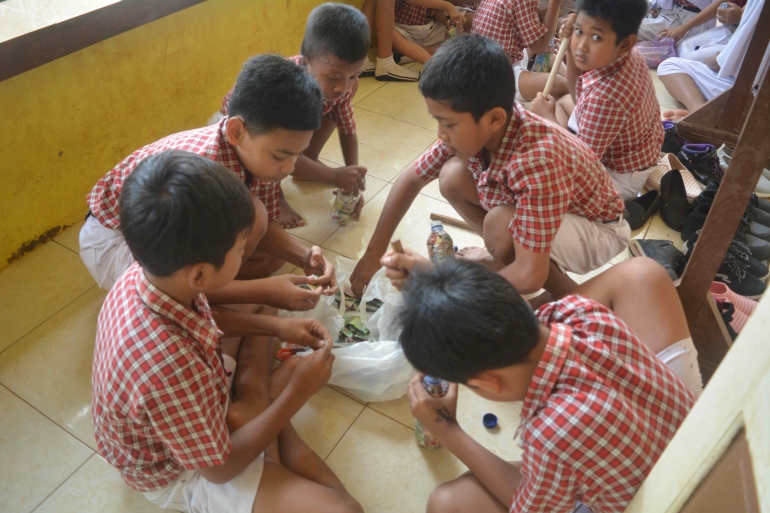 Pembuatan Ecobrick bersama anak-anak SD N 3 Ngeling (Sumber : Dokumentasi Penulis)