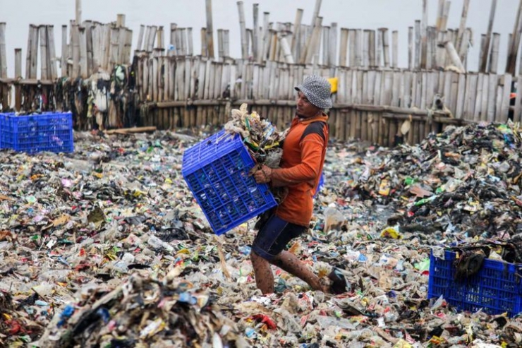 Ilustrasi: Petugas Suku Dinas Lingkungan Hidup membersihkan sampah plastik yang menumpuk di Kawasan Hutan Bakau Muara Angke, Jakarta, Sabtu (17/3/2018). Sampah yang memenuhi perairan seluas 7.500 meter persegi tersebut terkumpul akibat gulungan ombak yang membawa sampah ke bibir pantai. (MAULANA MAHARDHIKA)