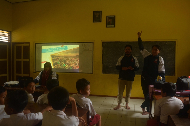 Sosialisasi Ecobrick di SD N 4 Ngeling (Sumber : Dokumentasi Penulis)