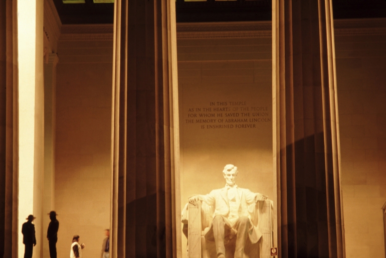 www.tripsavvy.com | Patung Abraham Lincoln dalam pilar Doric Yunani 