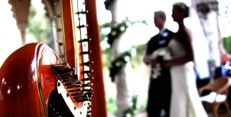 Ketika berada dalam acara pernikahan, kita kerap kali mendengar musik dengan volume yang sangat tinggi (Ilustrasi: www.savethedatemusic.com)