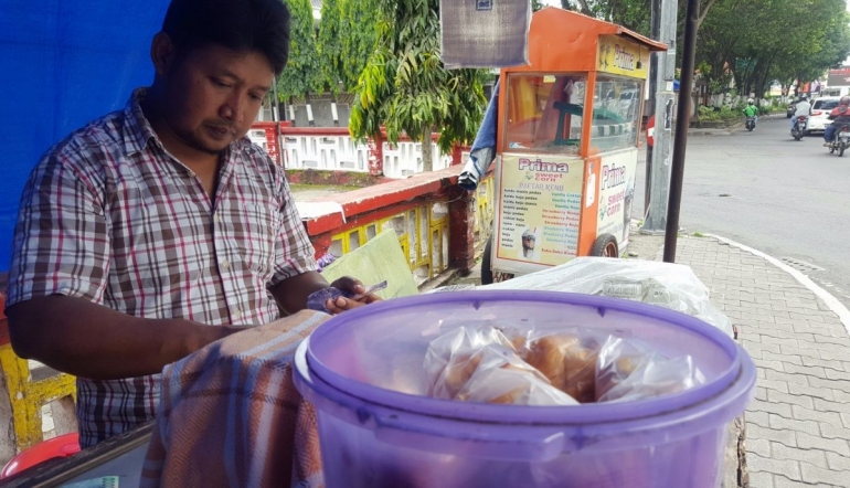 Pak Sutar penjual Es Gosrok Jadul di Kotabaru, Yogyakarta (dokumentasi pribadi).
