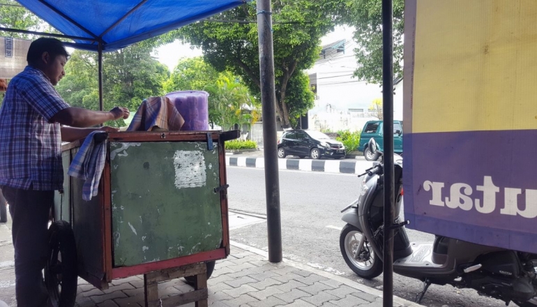 Pak Sutar dengan gerobak es yang juga jadul (dokumnetasi pribadi).