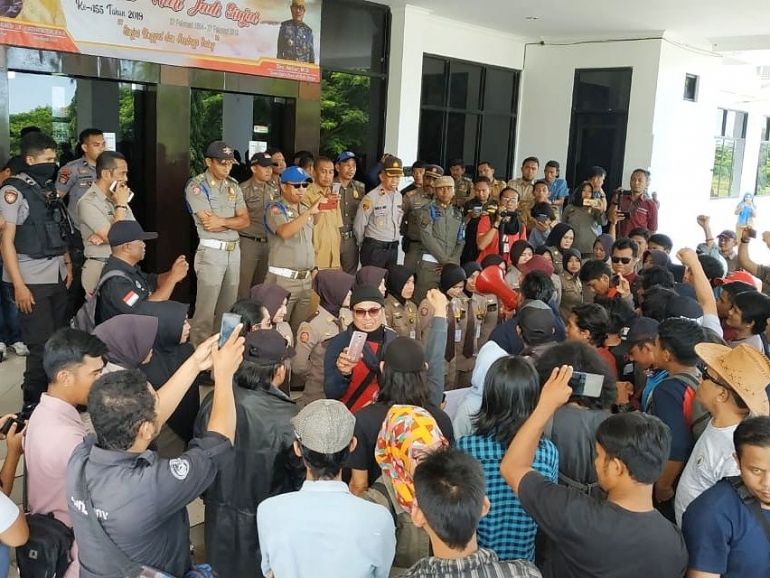 Aksi solidaritas Jurnalis di Sinjai menuntut pencopotan oknum ASN (25/02/2019)/dokpri