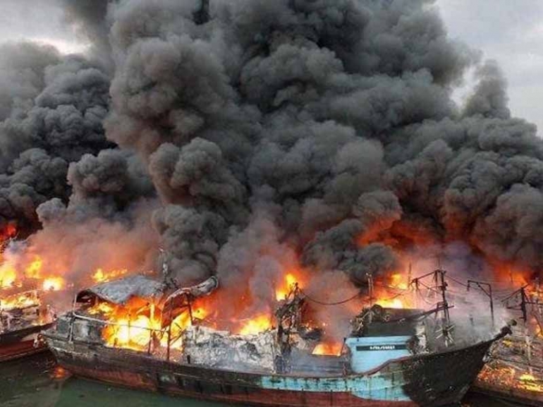Kebakaran Kapal di Pelabuhan Muara Baru (Dok. WartaKota/Alex Suban)