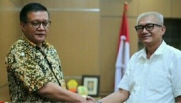 Sekjen Pusdal Soksi (Riyadh, SH, MH) dan Ketua Fraksi Golkar di DPR (Agun Gunandjar Gunarsa), sumber: prosatu.com