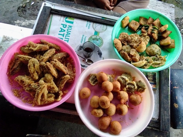 Aneka Gorengan. Silahkan comot dan nikmati. Jangan lupa bayar. Haha.. dokpri