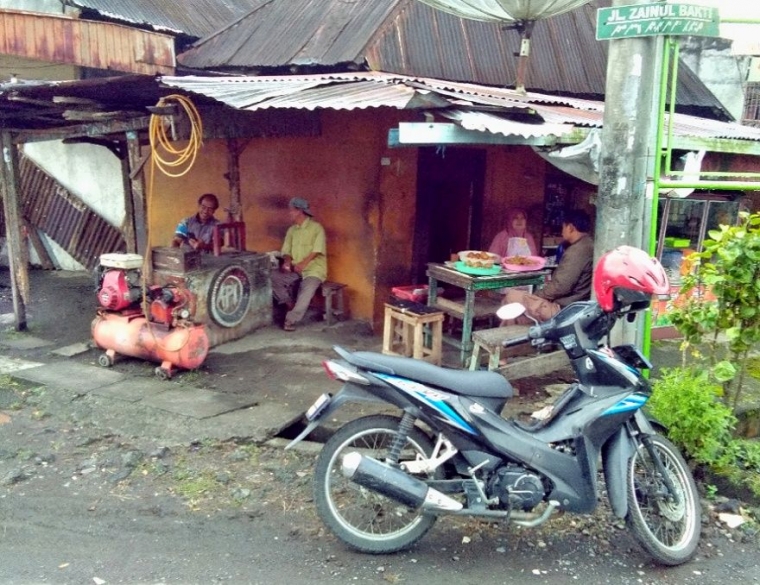 Dokpri. Lokasi Di Pertigaan Jalan. Berhadapan dengan Masjid Al Jihad dan Pangkalan Ojek Rafflesia