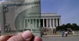 Lincoln Memorial di atas uang 5 Dollar (chocolateuniversityonline.com)
