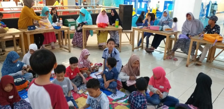Anak-anak ditemani para orang tua mengenal kartu pos. Dokpri.