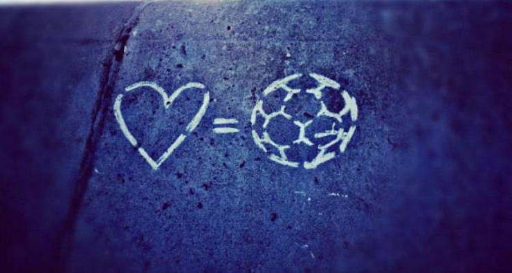 cinta akan sepak bola (ilustrasi : forumunyil.blogspot.com)