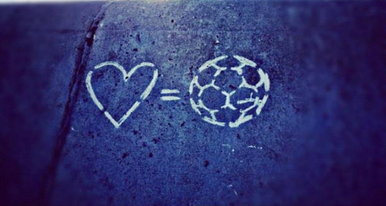 cinta akan sepak bola (ilustrasi : forumunyil.blogspot.com)