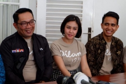 Vanesha Prescilla, pemeran Milea dalam Film Dilan 1991 bersama Gubernur Jawa Barat Ridwan Kamil saat konferensi pers di Gedung Pakuan Bandung, Minggu (10/2/2019).(KOMPAS.com/RENI SUSANTI)