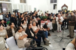 Gubernur Jawa Barat Ridwan Kamil saat menggelar sarapan bersama dengan para pemeran film Dilan 1991 di Gedung Pakuan, Jalan Cicendo, Minggu (24/2/2019). (KOMPAS.com/DENDI RAMDHANI)