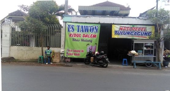 Warung saat ini, yang tak jauh letaknya setelah pindah dari tempat lama. (Dokumentasi pribadi)