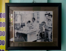 Foto lawas yang dijepret sekitar tahun 1967, tampak Yamina yang sedang melayani pembeli. (Dokumentasi pribadi)