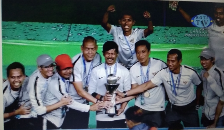 pelatih timnas indra syafri dan para staf pelatih indonesia merayakan keberhasilan timnas menjuarai AFF 2019 cambodian (dok. pribadi)