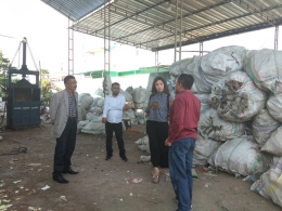 Ilustrasi: Mendampingi Ketum ADUPI Christine Halim pada salah satu Bank Sampah Kota Mataram (26/2). Sumber: Pribadi