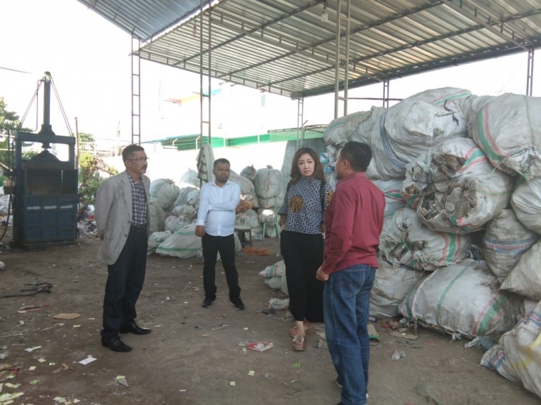Ilustrasi: Mendampingi Ketum ADUPI Christine Halim pada salah satu Bank Sampah Kota Mataram (26/2). Sumber: Pribadi