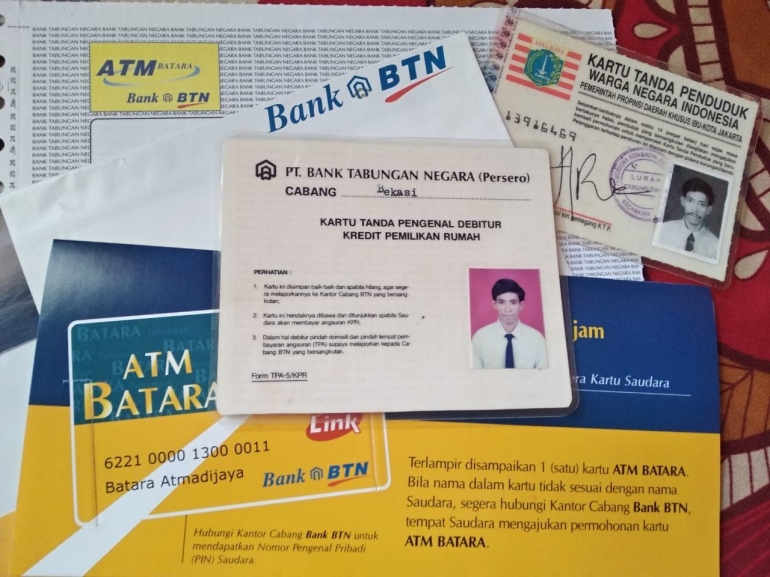 Kartu debitur, KTP, tabungan awal untuk persyaratan memperoleh fasilitas KPR -BTN (foto : Nur Terbit)