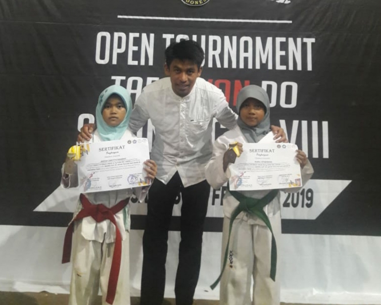 Dua Putri MI Darul Ilmi Kabupaten Luwu Timur Berhasil Sabet Juara Tournament Taekwondo Smunel Cup VIII 2019. (Foto: Dok. Najamuddin)