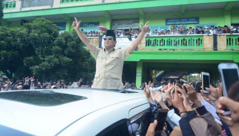 Calon Presiden Prabowo Subianto disambut ribuan santri pondok pesantren Mambaul Ulum Bata-Bata, Selasa (26/2/2019). (Kompas.com/Taufiqurrahman)
