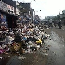 Sampah di trotoar Bandung. Detik. 