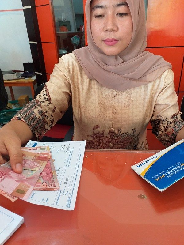 Ketika bertransaksi dengan tabungan BTN melalui kantor pos terdekat. (dok pri).