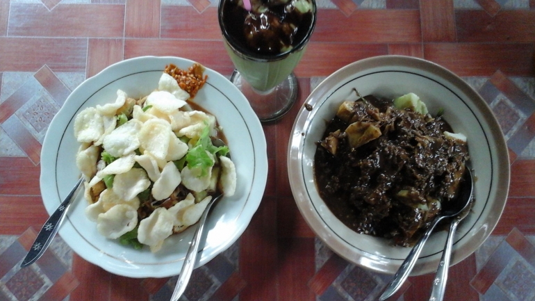 Rujak Cingur (Kanan), Gado-Gado (Kiri) (Dok.pri)