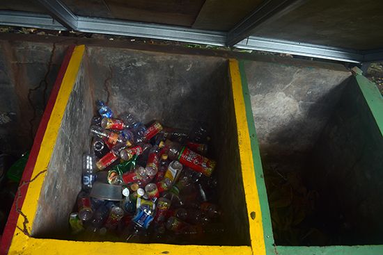 Sampah plastik yang sudah dipisahkan di salah satu perumahan Kebon Jeruk, Jakarta Barat. (Foto Ganendra)