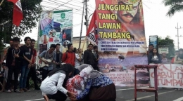 Unras tolak tambang. Foto oleh Hermawan (KBR) 