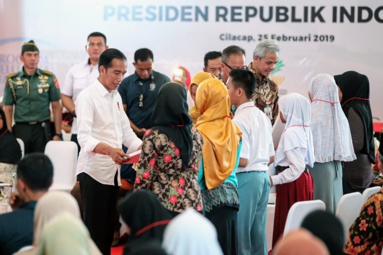 Presiden Jokowi Menyerahkan Dana Bansos | Sumber: Humas Kemensos