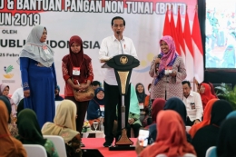 Presiden Jokowi Ingatkan Para KPM PKH Bijak Gunakan Dana Bansos | Sumber: Humas Kemensos